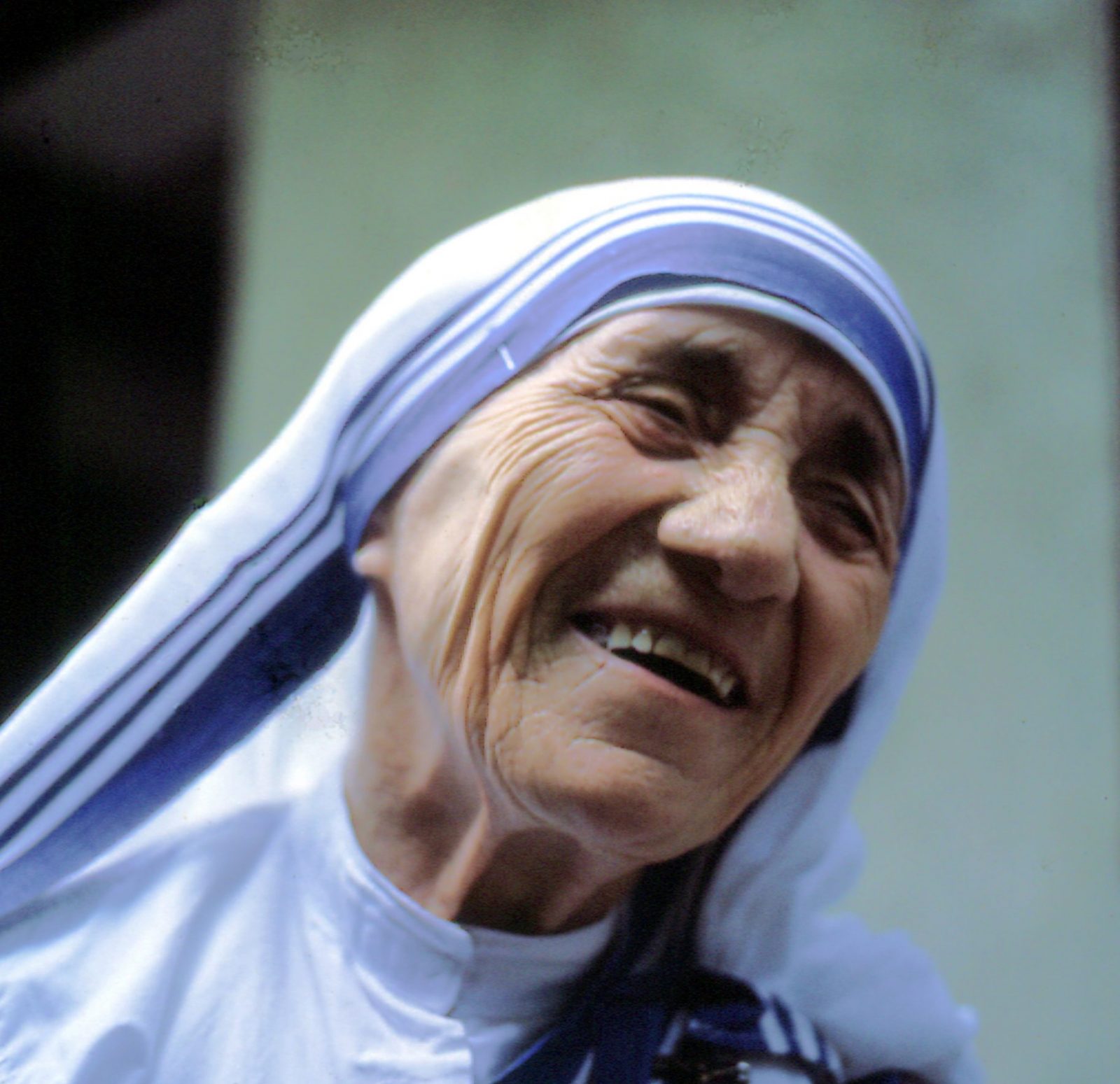 Mutter Teresa, lachend, Dezember 1985